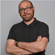 Docente di sviluppo web full stack impartisce lezioni di programmazione